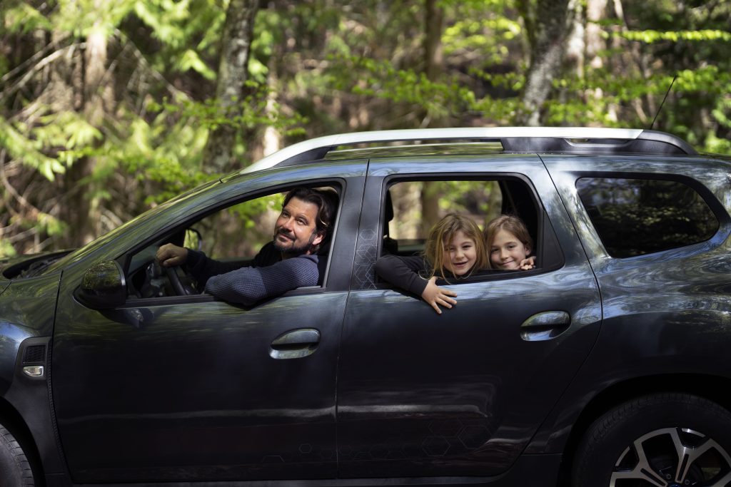 Family driving to the Australian Botanic Garden in their car.